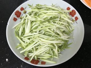 4、绿色美食～素炒西葫芦丝,也擦丝备用，还是那句话：会武功的刀切哈