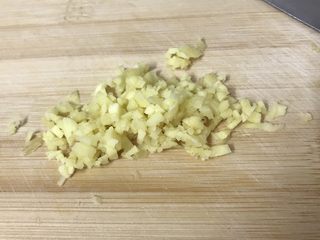 5、绿色美食～素炒西葫芦丝,姜切碎