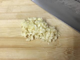 6、绿色美食～素炒西葫芦丝,蒜切碎