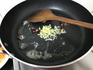 9、绿色美食～素炒西葫芦丝,姜和辣椒先炒香