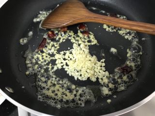 10、绿色美食～素炒西葫芦丝,再加入蒜粒爆香