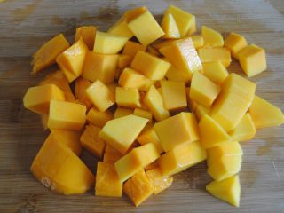 4、百香果芒果雪糕,切成小块儿