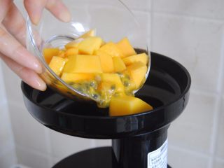 6、百香果芒果雪糕,全部倒入原汁机，启动果泥键