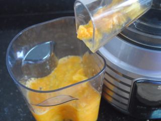 7、百香果芒果雪糕,出来很细腻的果泥，这样做的雪糕会很香滑