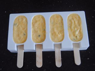 12、百香果芒果雪糕,全部倒入模具内，放入冰箱冷冻4小时即可