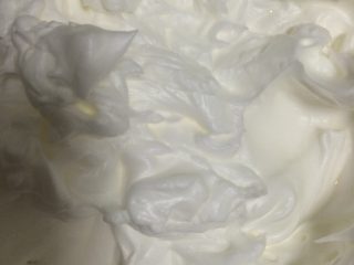 2、葡萄干戚风蛋糕,如图用电动打蛋器将蛋白打至湿性发泡程度,中间分3次各加入10g细砂糖,将打发好的蛋白放入冰箱;