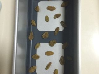 9、葡萄干戚风蛋糕,如图在POP PAN长方形模具底部放入浸泡过擦干的葡萄干,可根据个人喜好放多放少;