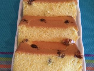 12、葡萄干戚风蛋糕,如图切成自己喜欢的大小就可以食用了。