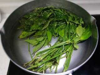 3、五彩饭,放入无油锅内加水2斤左右