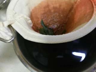 7、五彩饭,把锅内红汁过滤无油盆内备用