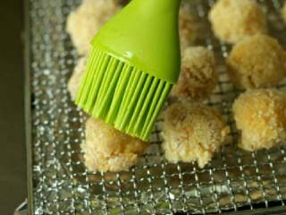 8、烤鸡米花,把鸡米花放在蘸了油的烤网上,表面再用刷子刷一点油,不用全部刷满