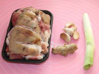 1、焖猪蹄,食材合影