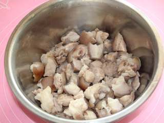 6、焖猪蹄,如图，将纯肉肉倒入一个大盆中，准备腌味
