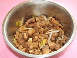 9、焖猪蹄,如图，将肉肉与调味搅拌均匀，放大概10-15分钟，以入味
