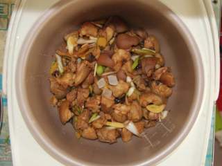 11、焖猪蹄,记得放2-3颗冰糖以上色