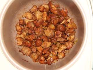 12、焖猪蹄,如图，电饭煲跳后揭盖