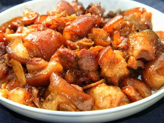 13、焖猪蹄,如图装盘，细节图，流口水了木有，哈哈????