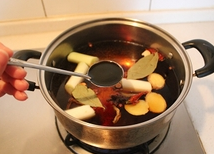 7、自制香辣卤牛肉,放1大勺的生抽提鲜。