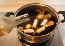 8、自制香辣卤牛肉,放入适量的料酒去腥。