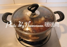 14、自制香辣卤牛肉,再盖上锅盖,小火炖到牛肉熟即可(如果控制不好时间,可以用筷子戳下肉,能戳进去基本就差不多了)。