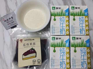 1、蓝莓果酱拉花酸奶,备好食材，盛酸奶容器和搅拌棒事先消毒