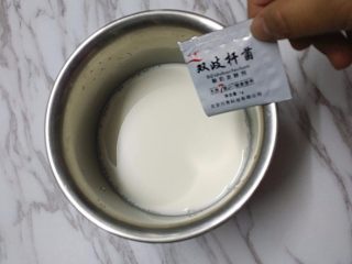 3、蓝莓果酱拉花酸奶,接着放入酸奶菌粉搅拌均匀