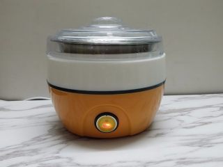 6、蓝莓果酱拉花酸奶,将容器放入酸奶机，插上电源等待6个小时