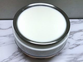 7、蓝莓果酱拉花酸奶,酸奶做好，取出待凉后放入冰箱保存