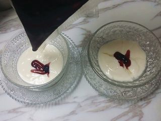 8、蓝莓果酱拉花酸奶,碗中倒入少许酸奶再挤入些蓝莓果酱
