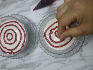 11、蓝莓果酱拉花酸奶,用牙签勾勒出自己喜欢的拉花图案