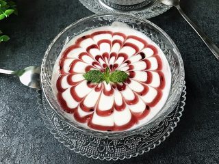 12、蓝莓果酱拉花酸奶,成品漂亮吧