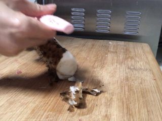 1、Q弹劲道的山药肉丸子,用奈瓷刀具的刨皮刀把山药皮刨干净。