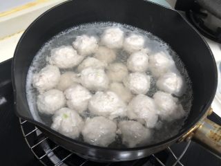7、Q弹劲道的山药肉丸子,肉丸全部做好放入水里，等肉丸全部飘起来就可以关火。