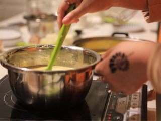 5、#春日烘焙教室#草莓塔/水果塔,柠檬奶油馅:牛奶，黄油入锅，煮沸。