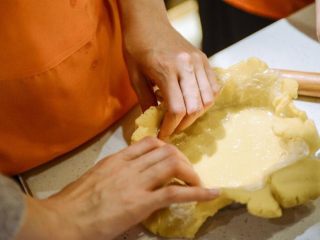 9、#春日烘焙教室#草莓塔/水果塔,整形入模具:塔皮从冰箱取出，用擀面杖擀开，把塔皮装入模具中，切除多余的面皮。用叉子把皮叉出洞，防止烤的时候膨胀。