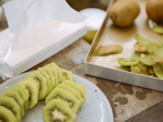 12、#春日烘焙教室#草莓塔/水果塔,新鲜水果切块装饰。