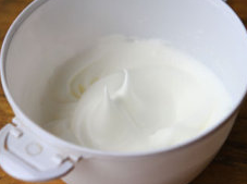 1、黑芝麻肉松蛋糕卷,鸡蛋蛋清蛋黄分开,蛋清加40克的糖打发成湿性发泡,打蛋器拉起来后,蛋白有弯钩状