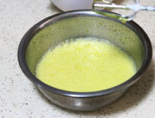 2、黑芝麻肉松蛋糕卷,蛋黄、色拉油、10克糖、盐打发均匀