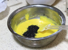 5、黑芝麻肉松蛋糕卷,10克炒熟黑芝麻随意碾一下,不用碾成黑芝麻粉