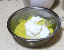 6、黑芝麻肉松蛋糕卷,加入1/3的蛋白