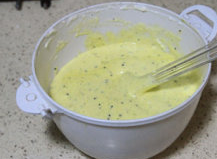 9、黑芝麻肉松蛋糕卷,切拌均匀