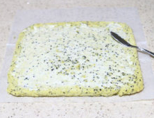 11、黑芝麻肉松蛋糕卷,150度,中层,烤17分钟左右。烤的过程中继续观察,我后8分种左右是把烤盘移到了中下层,以免烤裂。取出来,倒扣在另一张烘焙纸,撕掉垫烤盘的烘焙纸,抹上一层沙拉酱