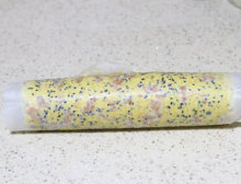 13、黑芝麻肉松蛋糕卷,再小心地利用把蛋糕趁热卷起来