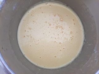 3、淡奶油蜜豆玛德琳,筛入低筋面粉和泡打粉，翻拌均匀。