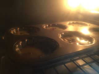 8、淡奶油蜜豆玛德琳,烤箱提前5分钟预热，上火176度，小火172度，中层，17分钟。