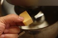 5、桂圆土司,加入黄油继续搅拌至完全阶段。