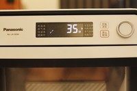 14、桂圆土司,放入烤箱最后发酵４０分钟。选择【烘烤／烘焙】，烤箱预热１８０度。放入土司，烤３０－３５分钟。烤好后拿出来，散热后即可食用。