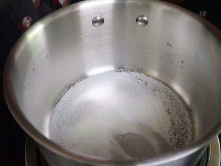 1、焦糖卡仕达布丁????,接着倒入10g冷水