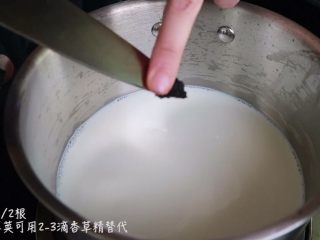 5、焦糖卡仕达布丁????,然后来制作布丁液，奶锅中倒入牛奶，香草荚剖出香草籽一起放入牛奶中加热，如果没有香草荚，也可以用香草精替代，加热至奶锅四周冒小气泡即可关火