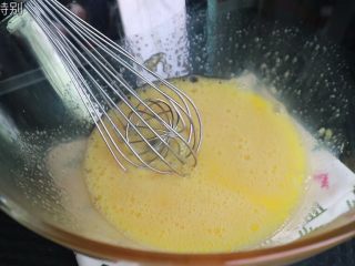 8、焦糖卡仕达布丁????,用打蛋器稍许打散，注意鸡蛋不需要打发